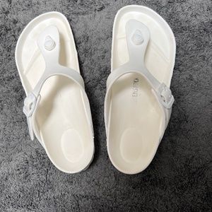 White Birkenstock sabdalsy